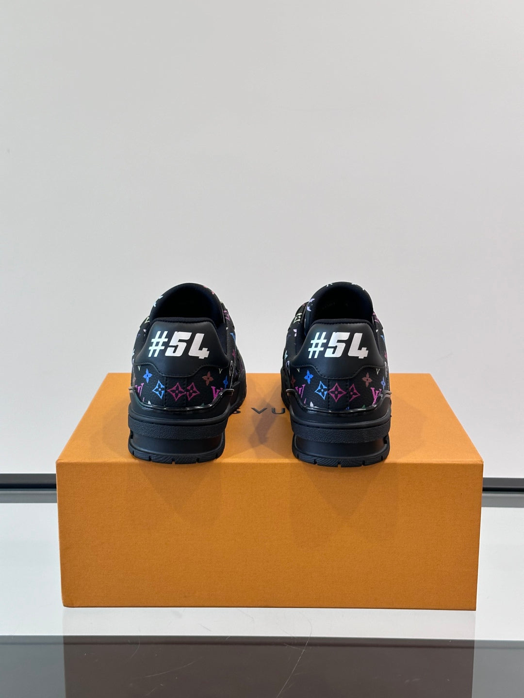 L-V Trainer's latest series of high luxury sports shoes XC0425042408