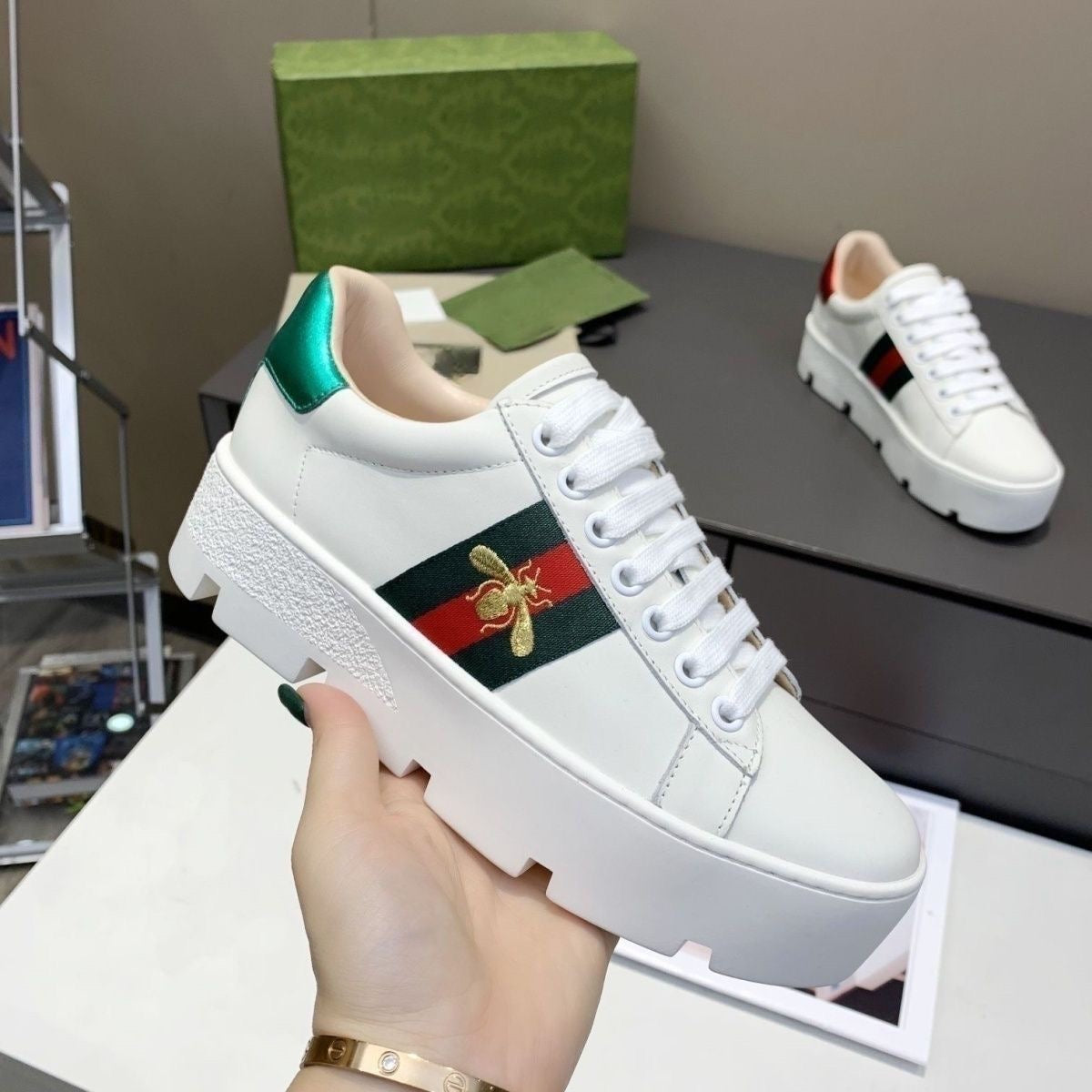 Fashion and versatile casual bee sports shoes 1023113016