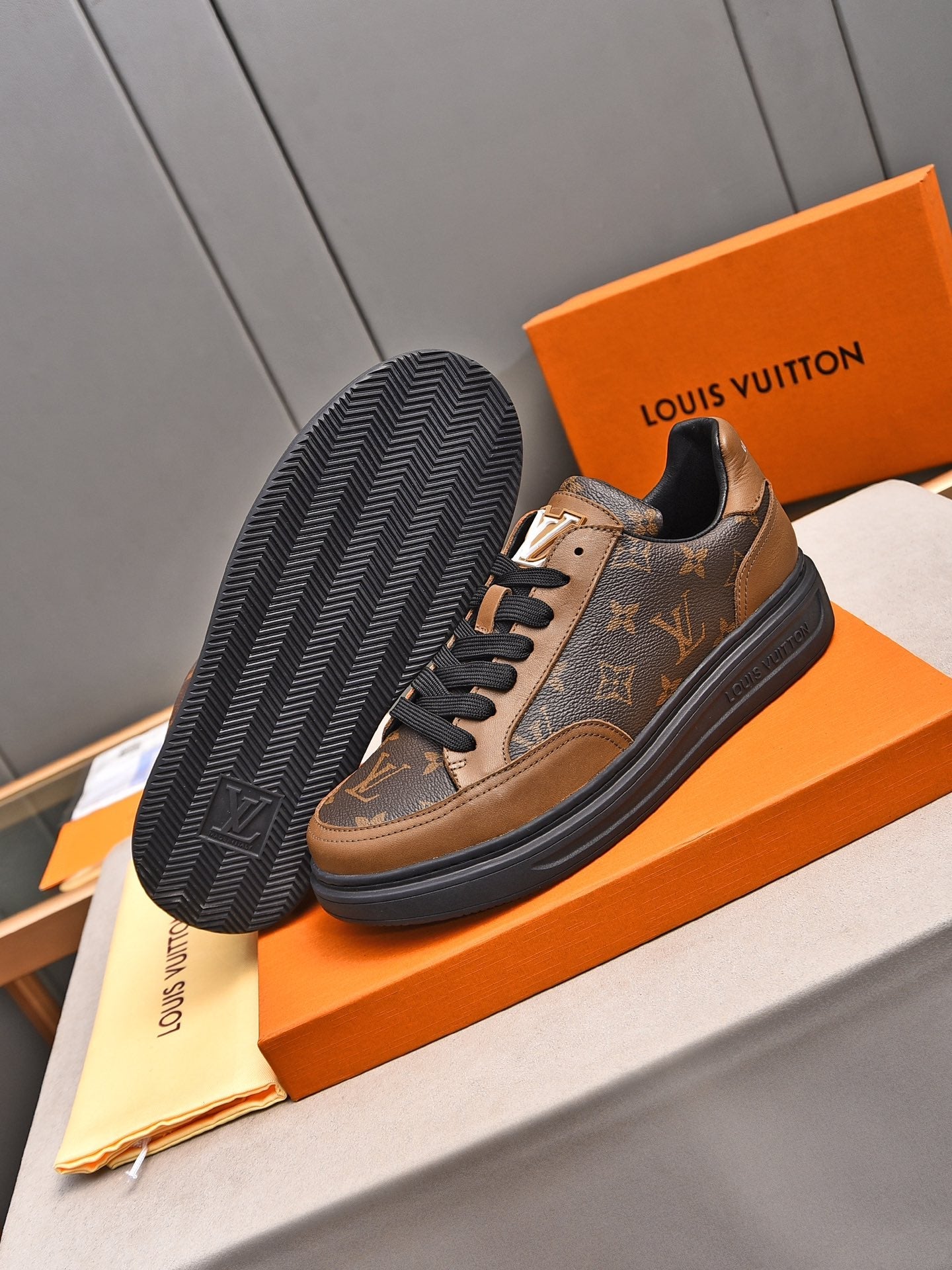 New Luxury V Logo Casual Snekaers XC0424092002