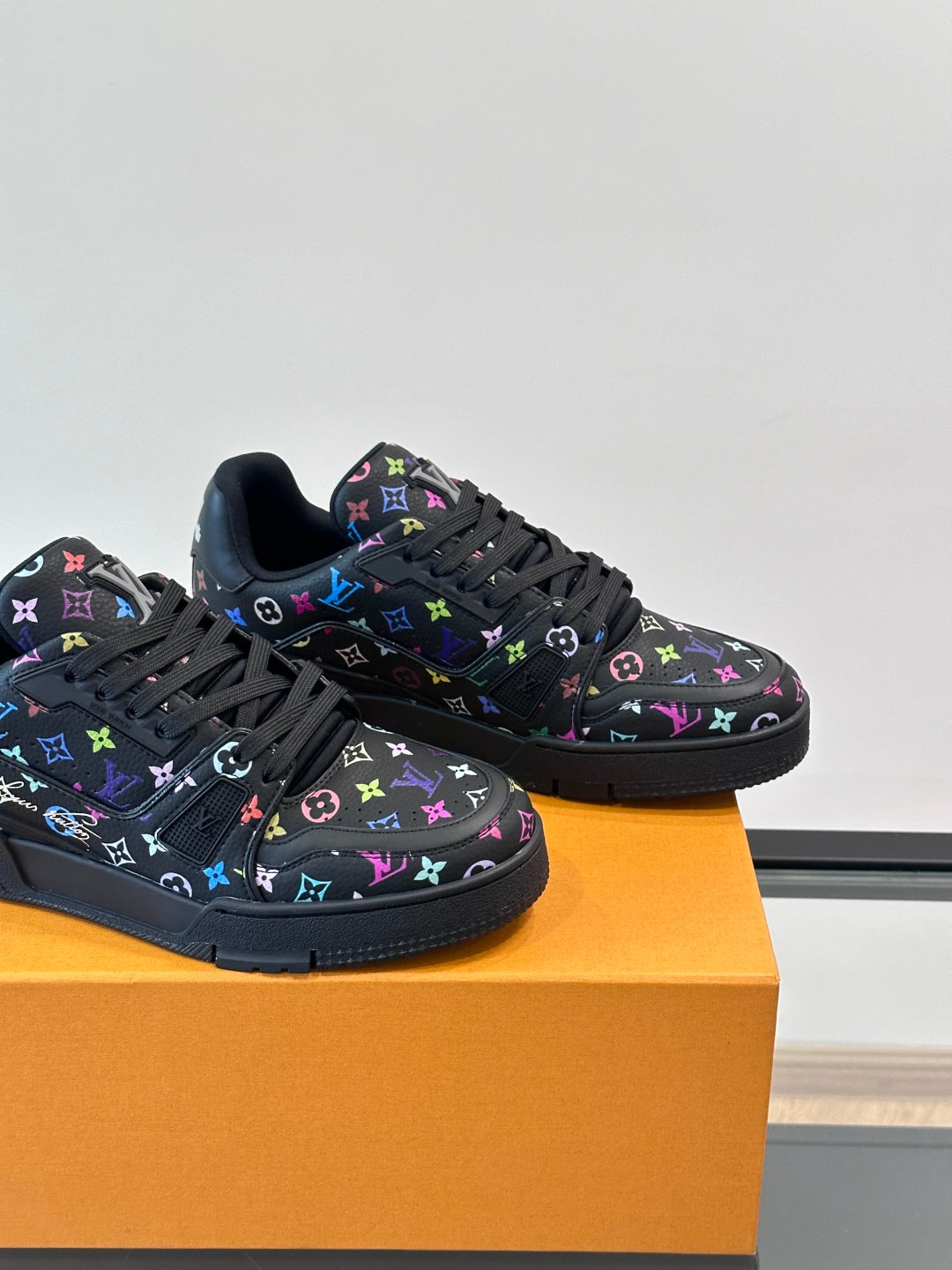 L-V Trainer's latest series of high luxury sports shoes XC0425042408