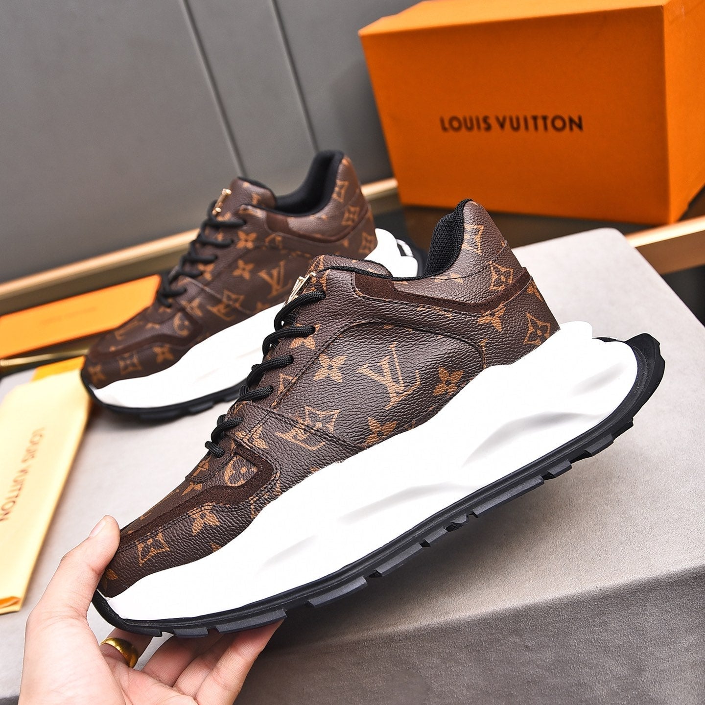 New Luxury V-pattern Sole Sneakers 0424081504