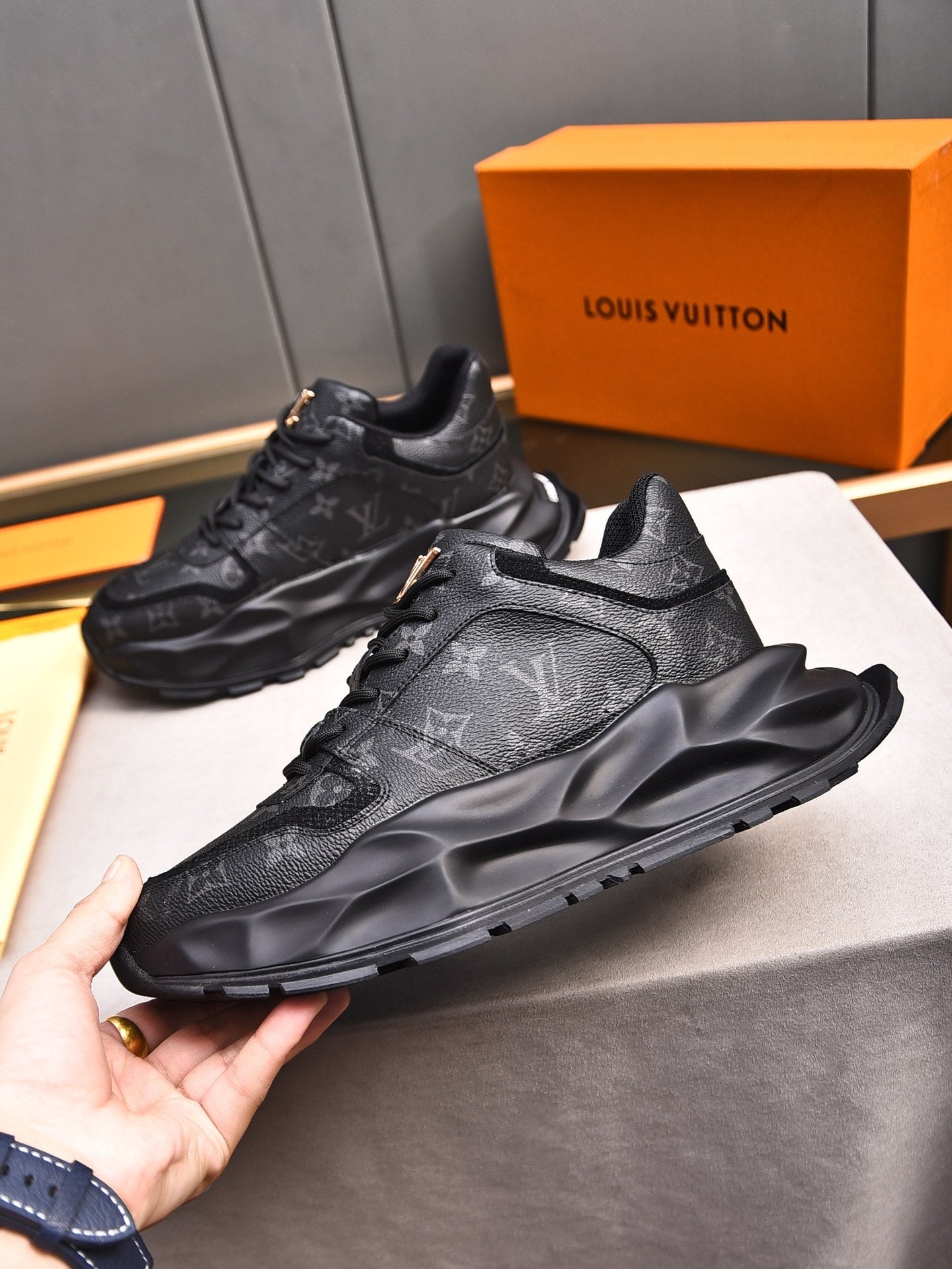 New Luxury V-pattern Sole Sneakers 0424081504