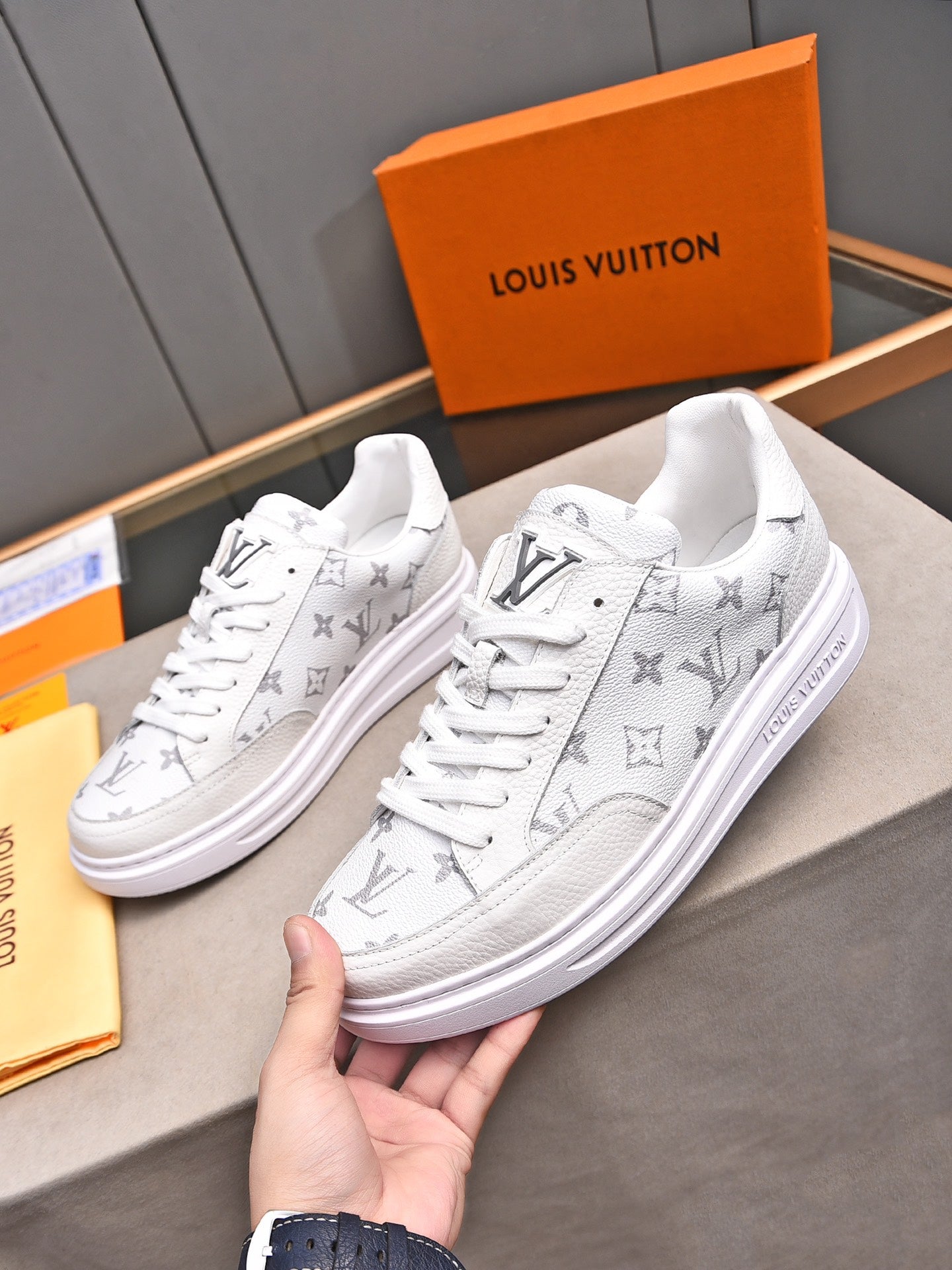 New Luxury V Logo Casual Snekaers XC0424092002