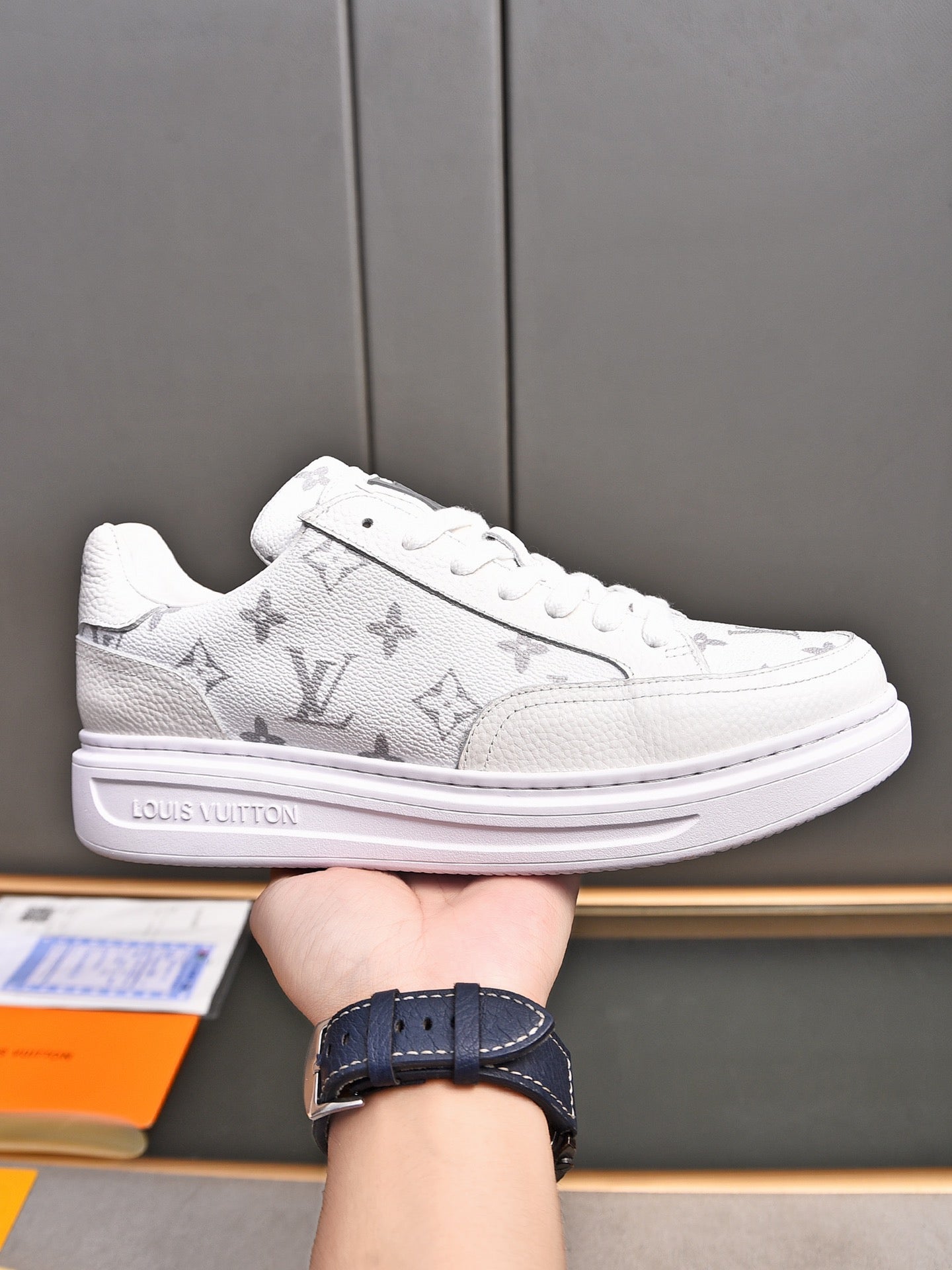 New Luxury V Logo Casual Snekaers XC0424092002