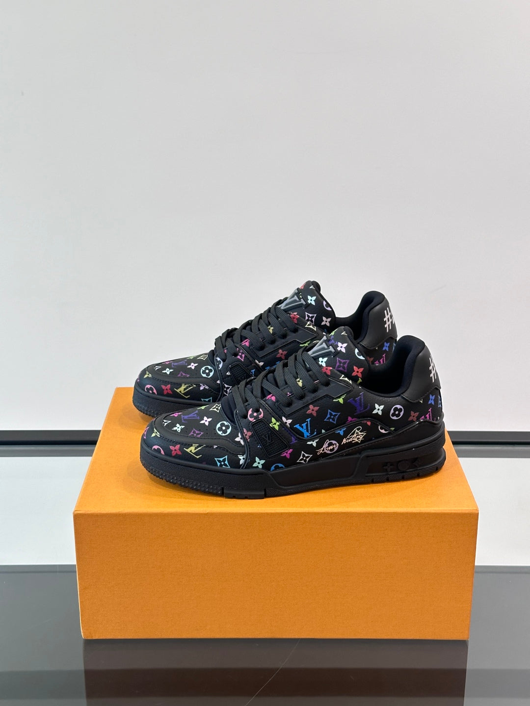 L-V Trainer's latest series of high luxury sports shoes XC0425042408