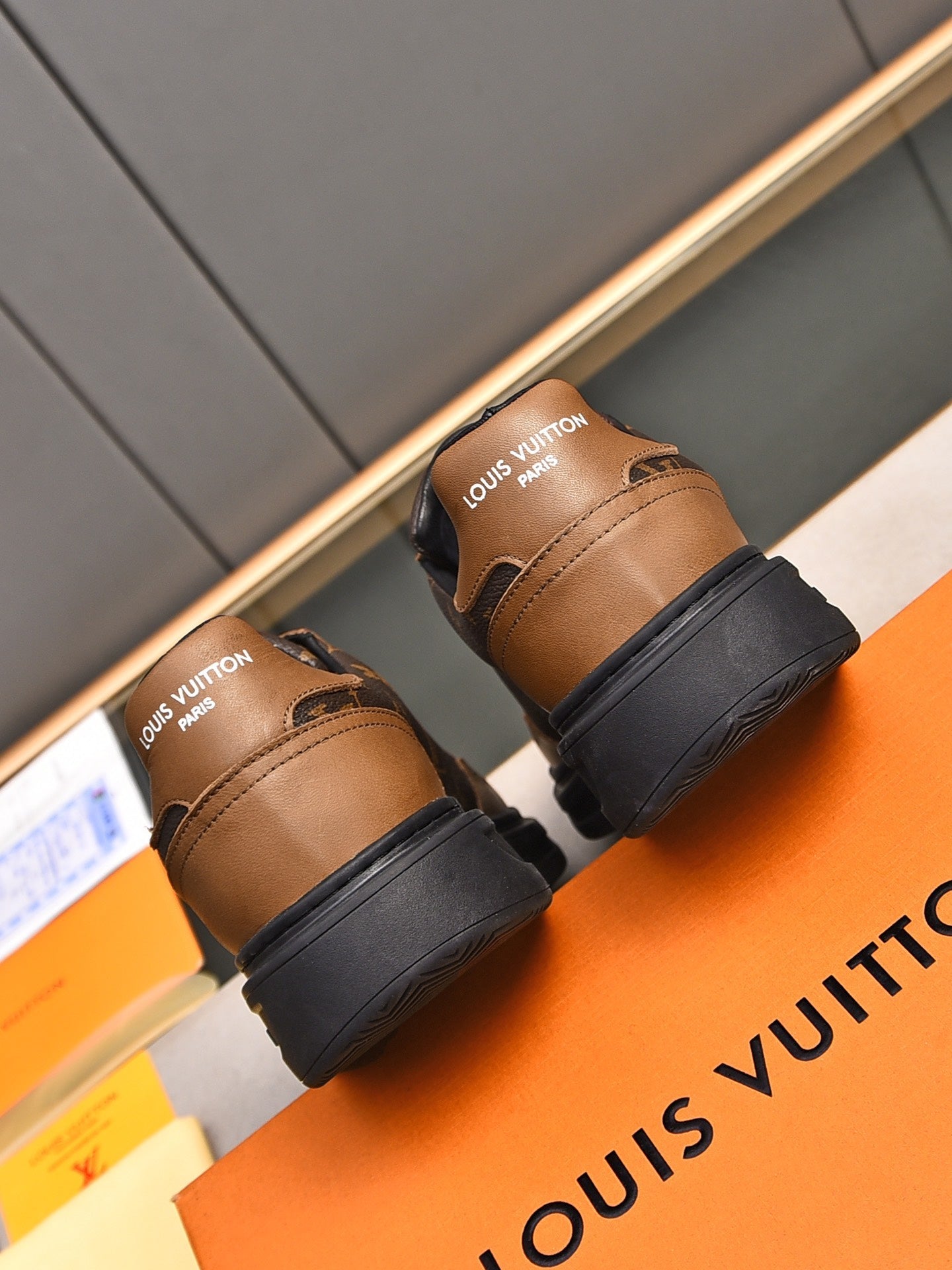 New Luxury V Logo Casual Snekaers XC0424092002