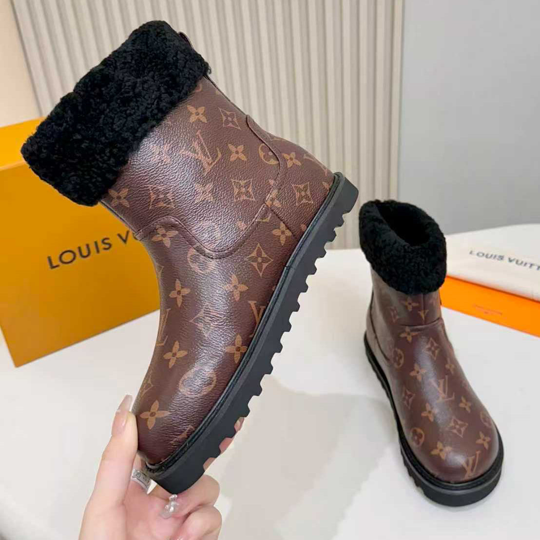 Wool-lined Chunky-Soled Chelsea Boots 1025102430