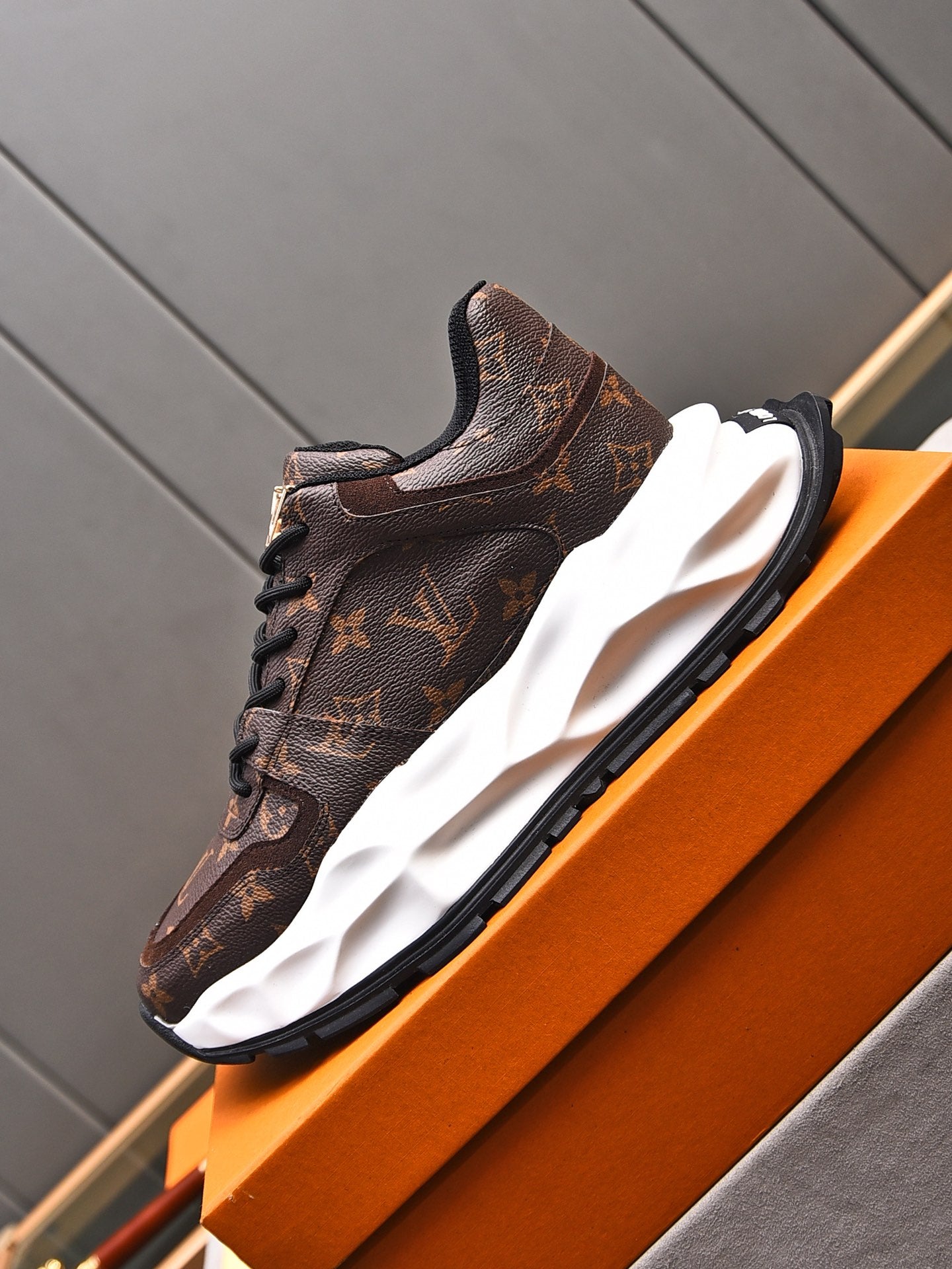 New Luxury V-pattern Sole Sneakers 0424081504