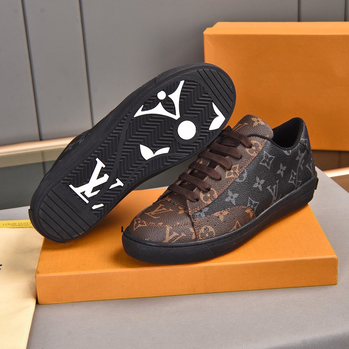 V Logo Luxury Pattern Leather Shoes