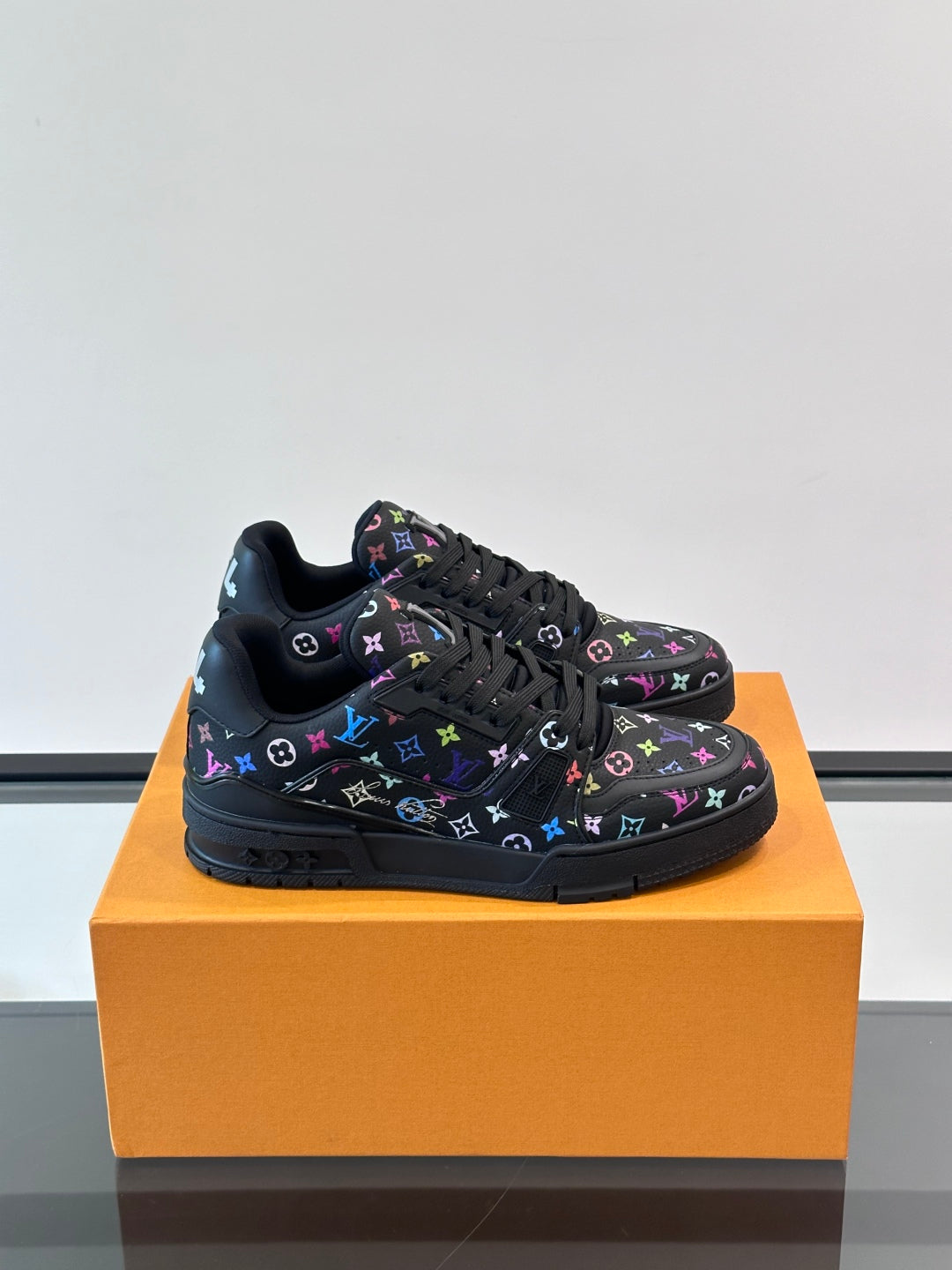 L-V Trainer's latest series of high luxury sports shoes XC0425042408