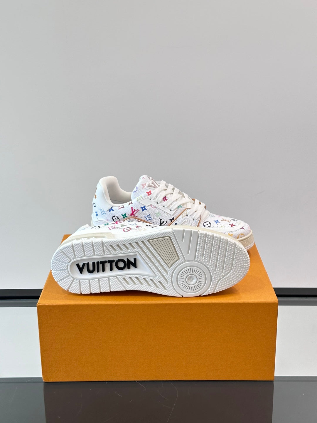 L-V Trainer's latest series of high luxury sports shoes XC0425042408