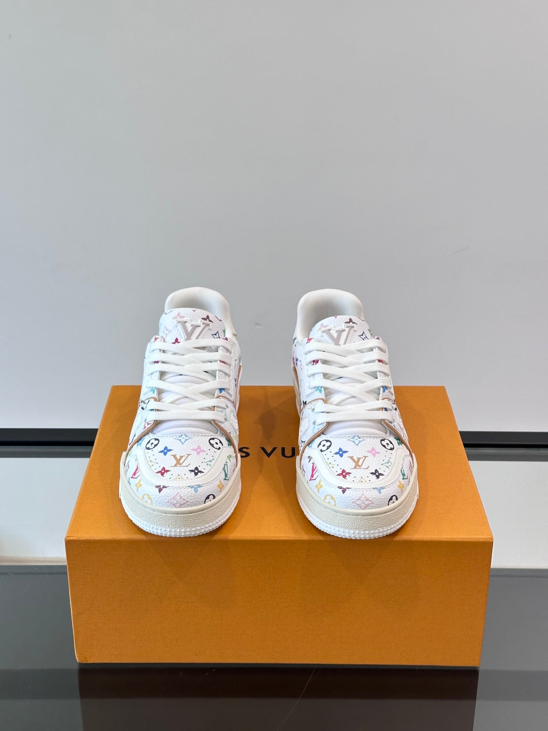 L-V Trainer's latest series of high luxury sports shoes XC0425042408