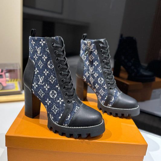 Fashion classic versatile women's boots 1023120417