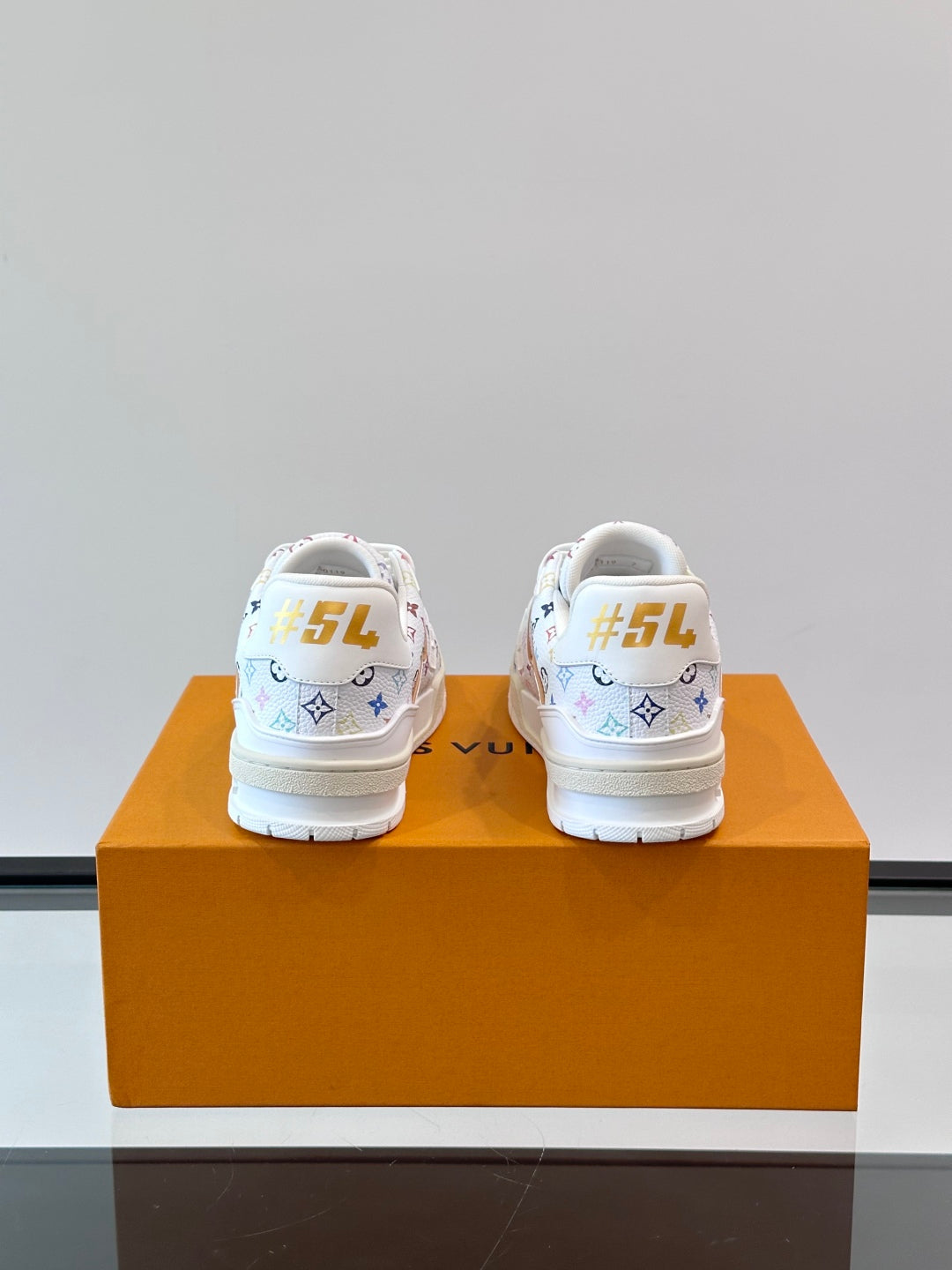 L-V Trainer's latest series of high luxury sports shoes XC0425042408