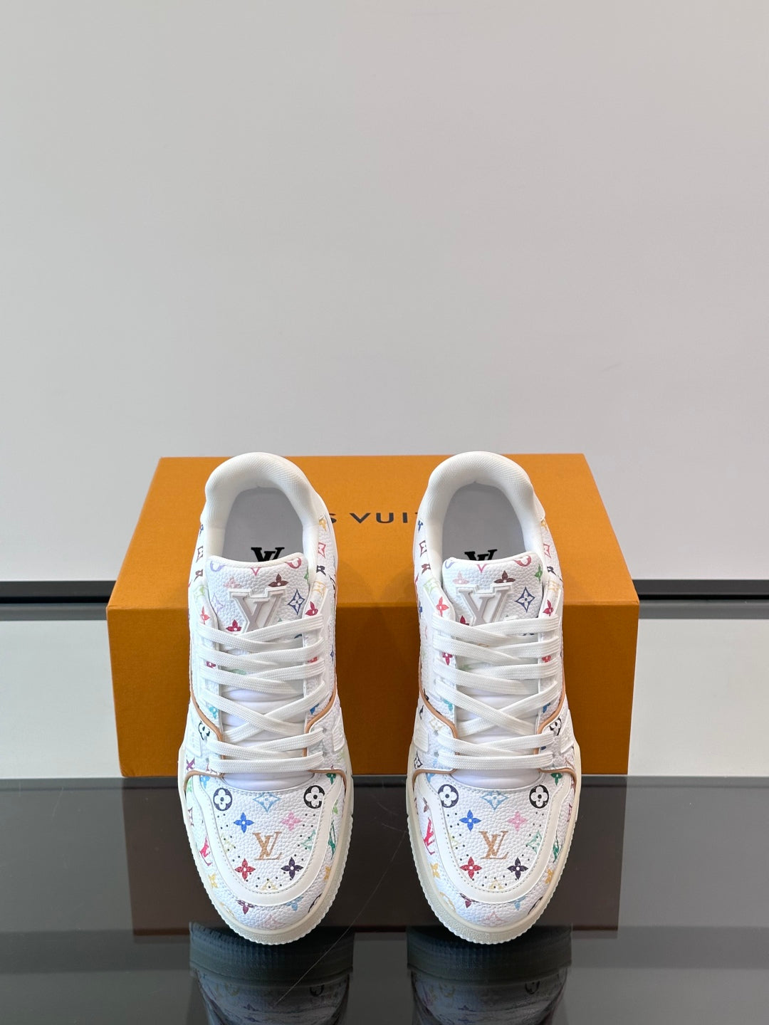 L-V Trainer's latest series of high luxury sports shoes XC0425042408