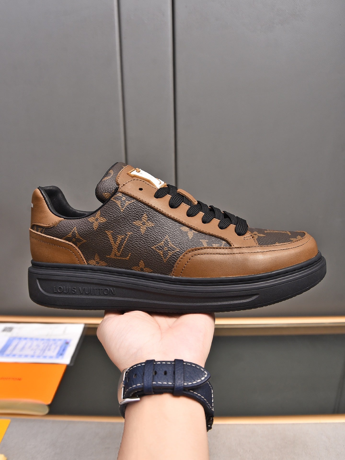 New Luxury V Logo Casual Snekaers XC0424092002
