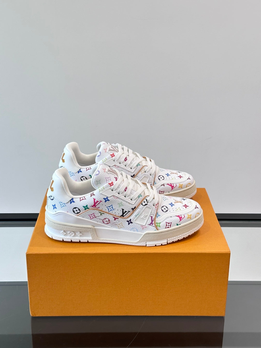 L-V Trainer's latest series of high luxury sports shoes XC0425042408