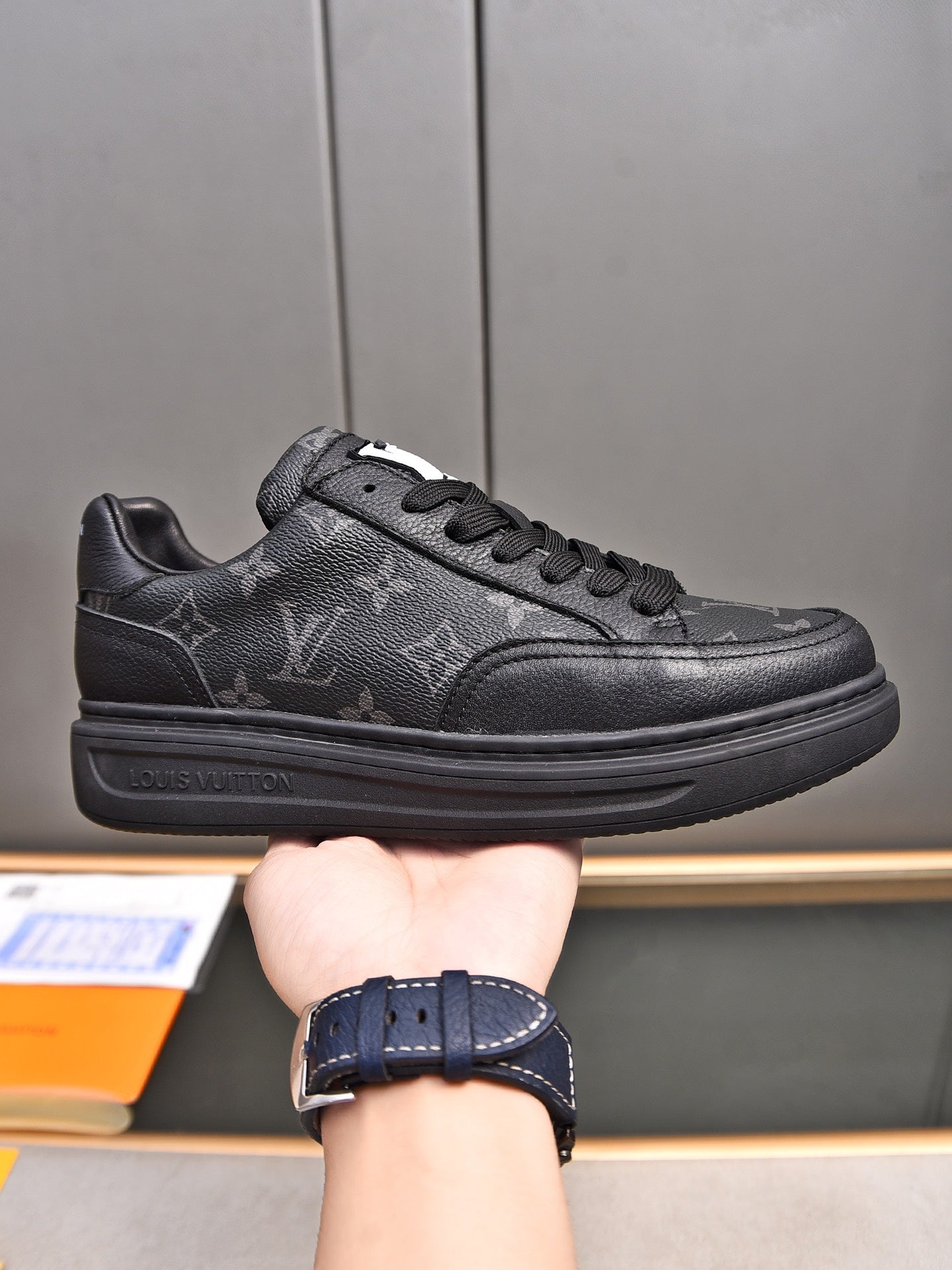 New Luxury V Logo Casual Snekaers XC0424092002