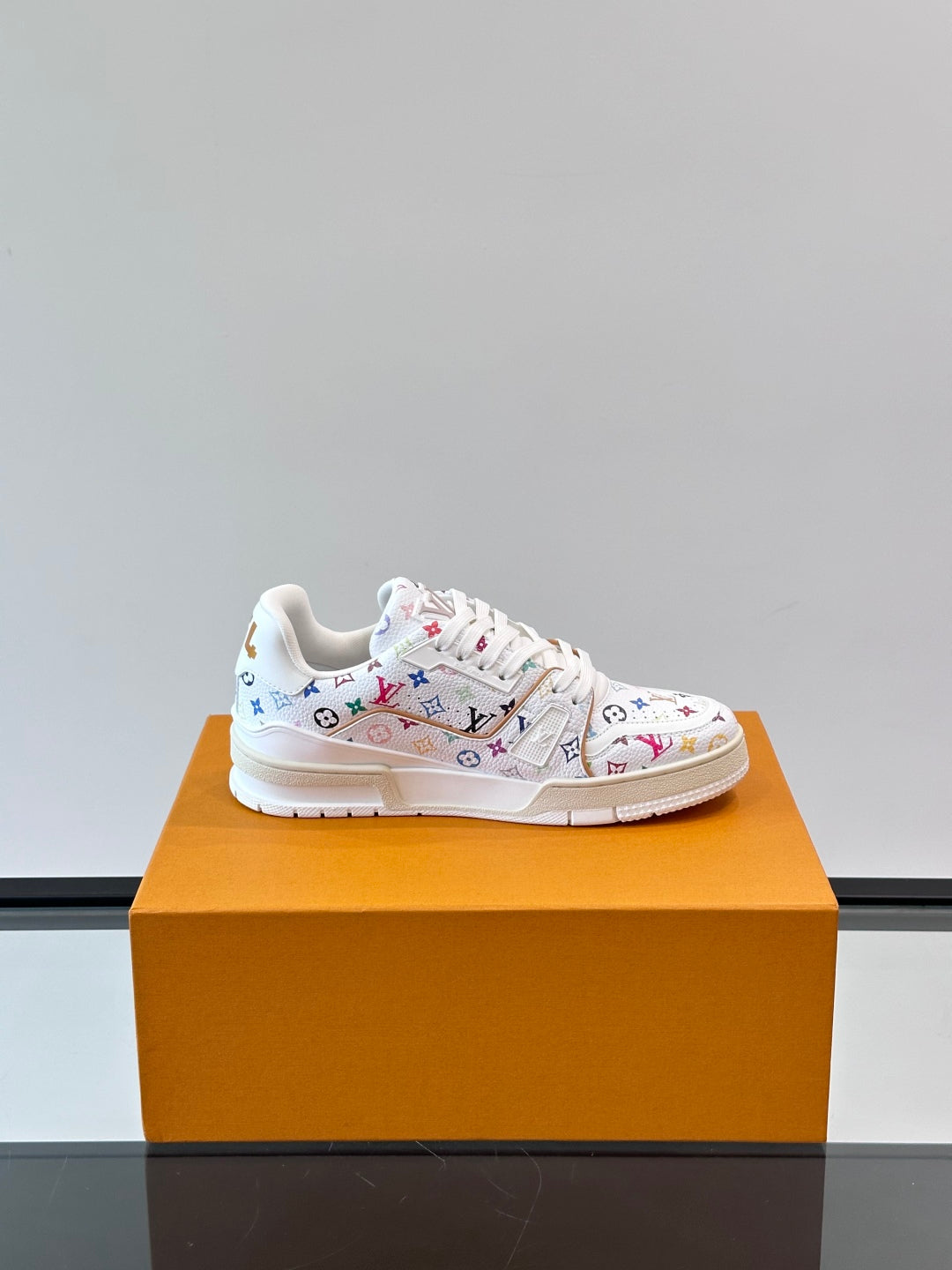 L-V Trainer's latest series of high luxury sports shoes XC0425042408