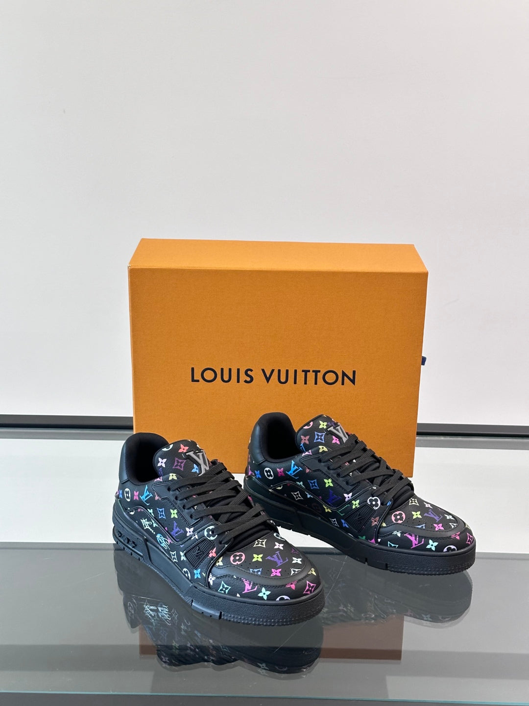 L-V Trainer's latest series of high luxury sports shoes XC0425042408