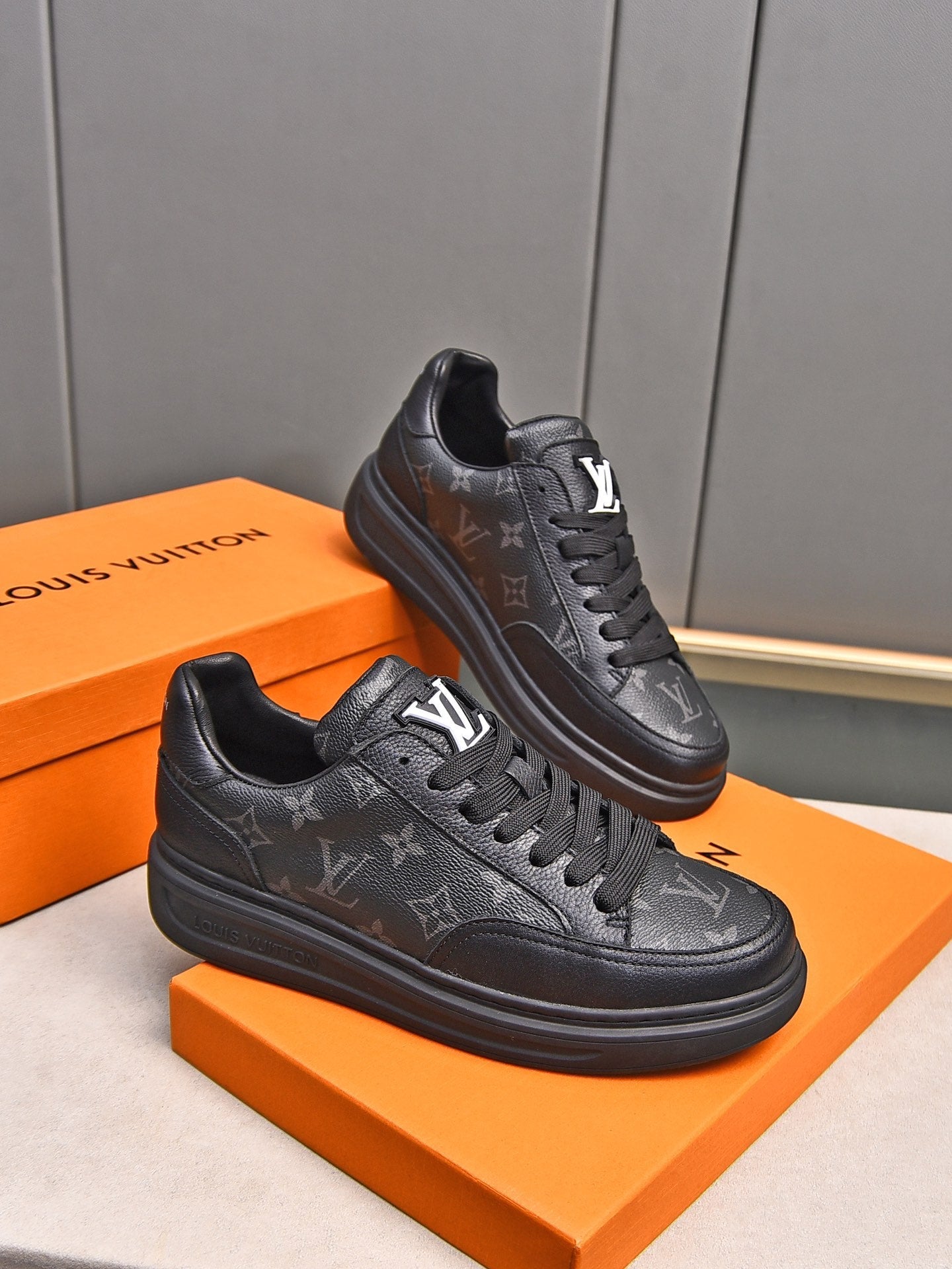 New Luxury V Logo Casual Snekaers XC0424092002