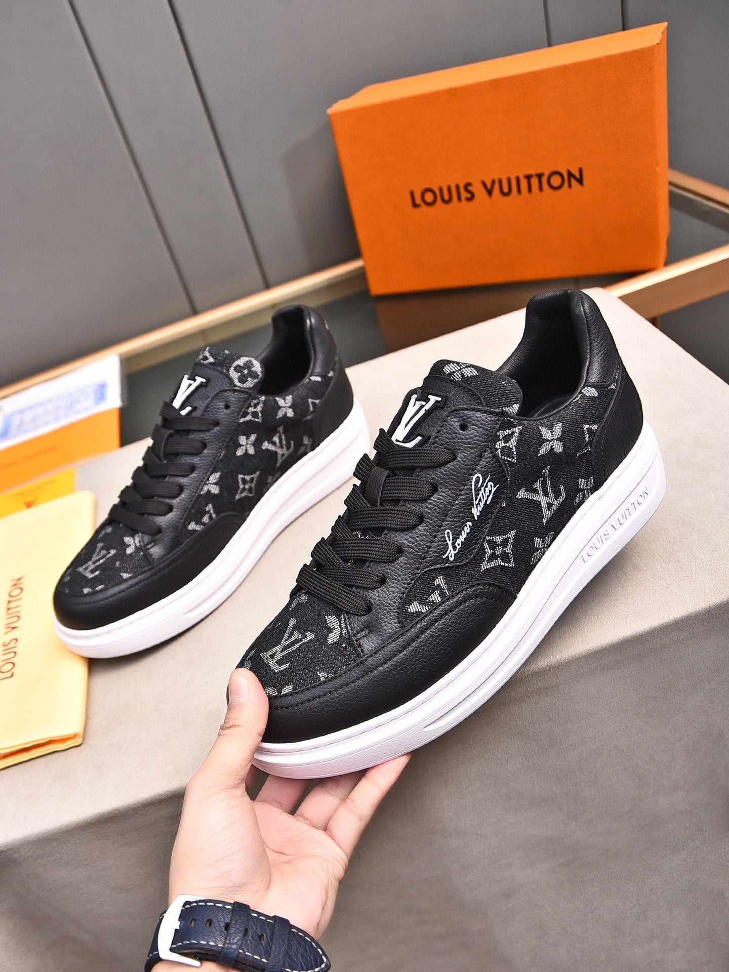 New Luxury V Logo Casual Snekaers XC0424092002