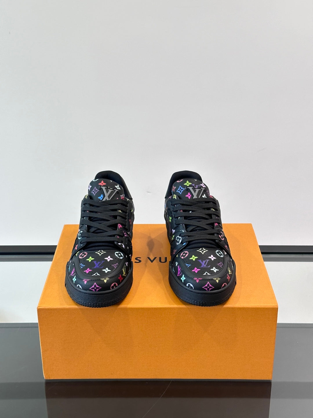 L-V Trainer's latest series of high luxury sports shoes XC0425042408