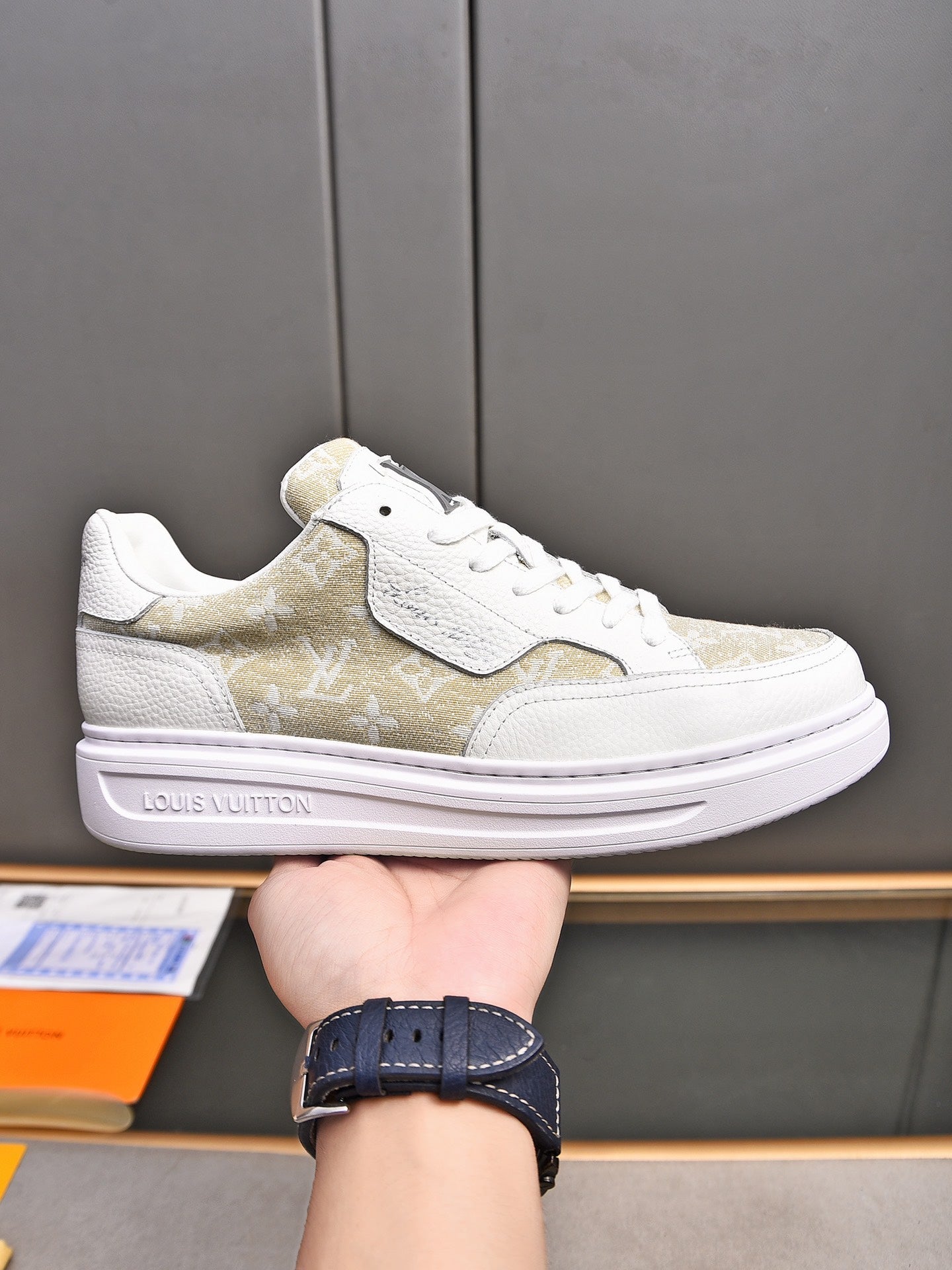 New Luxury V Logo Casual Snekaers XC0424092002