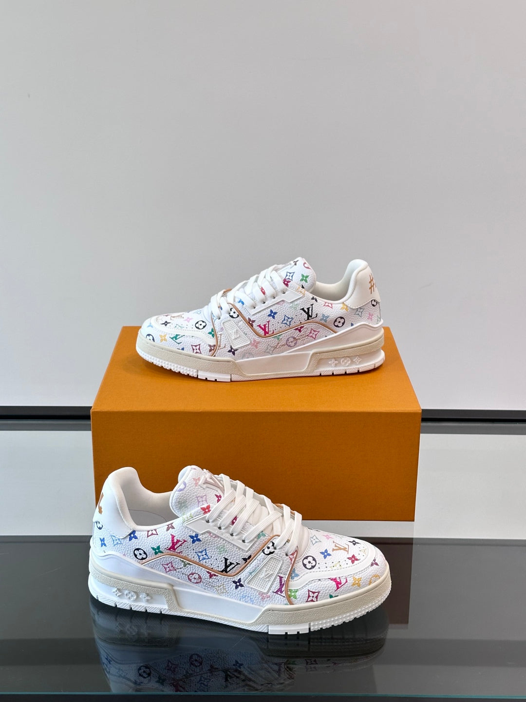 L-V Trainer's latest series of high luxury sports shoes XC0425042408