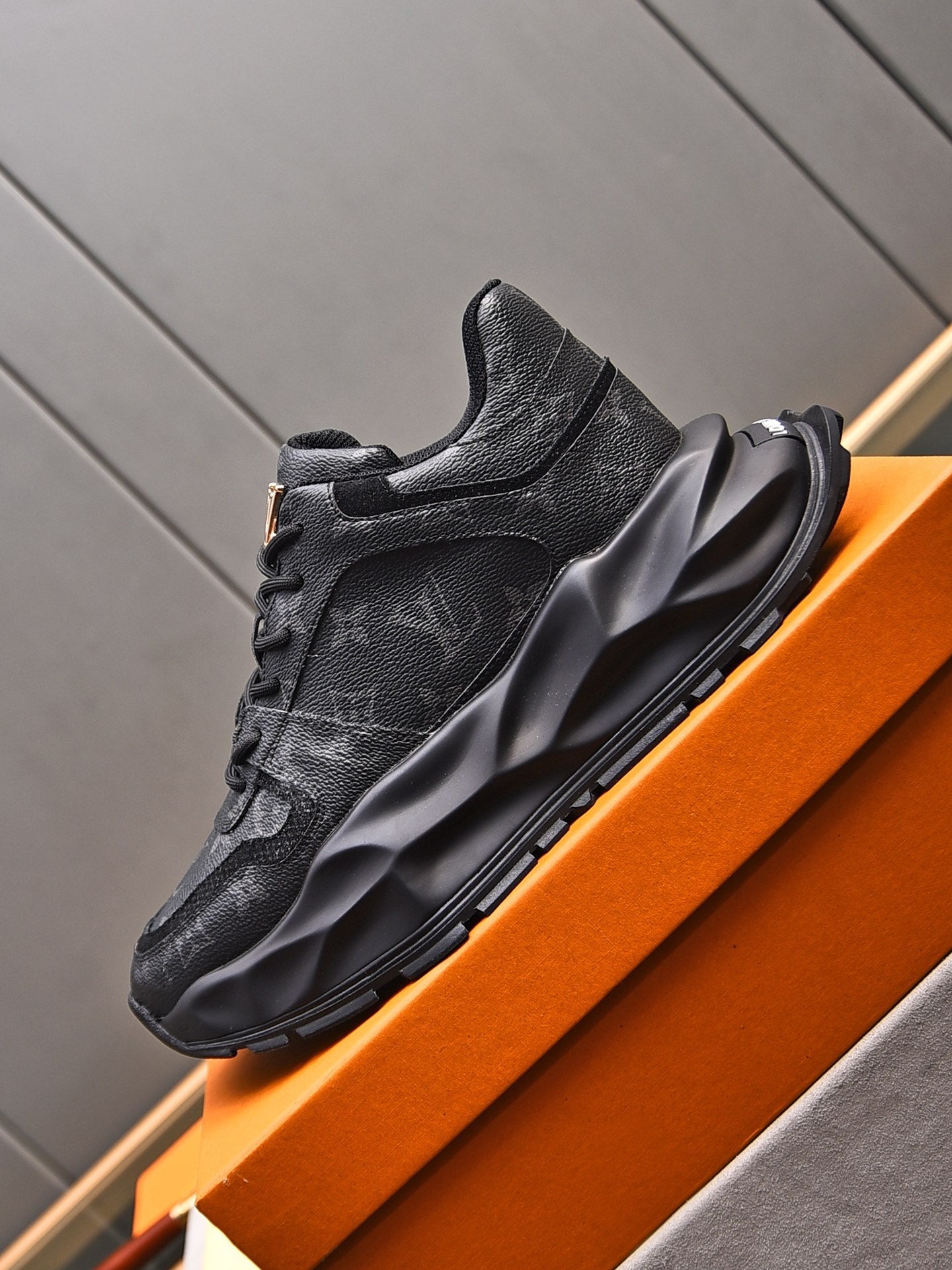 New Luxury V-pattern Sole Sneakers 0424081504