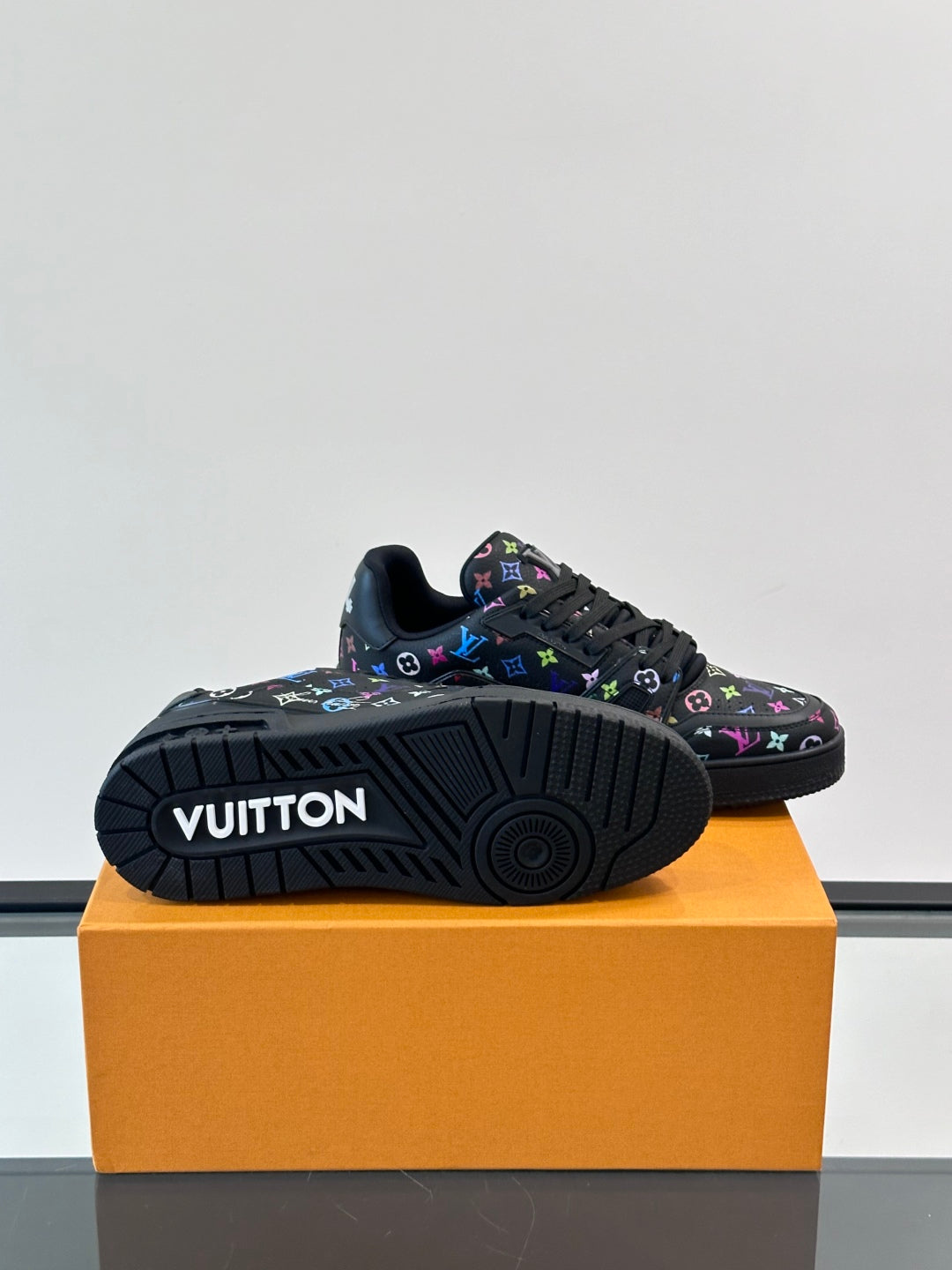 L-V Trainer's latest series of high luxury sports shoes XC0425042408