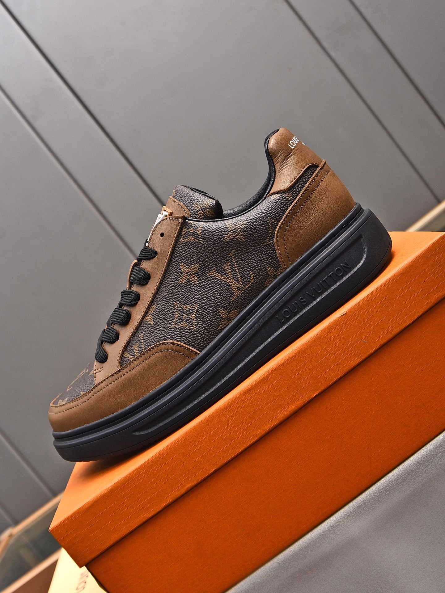 New Luxury V Logo Casual Snekaers XC0424092002