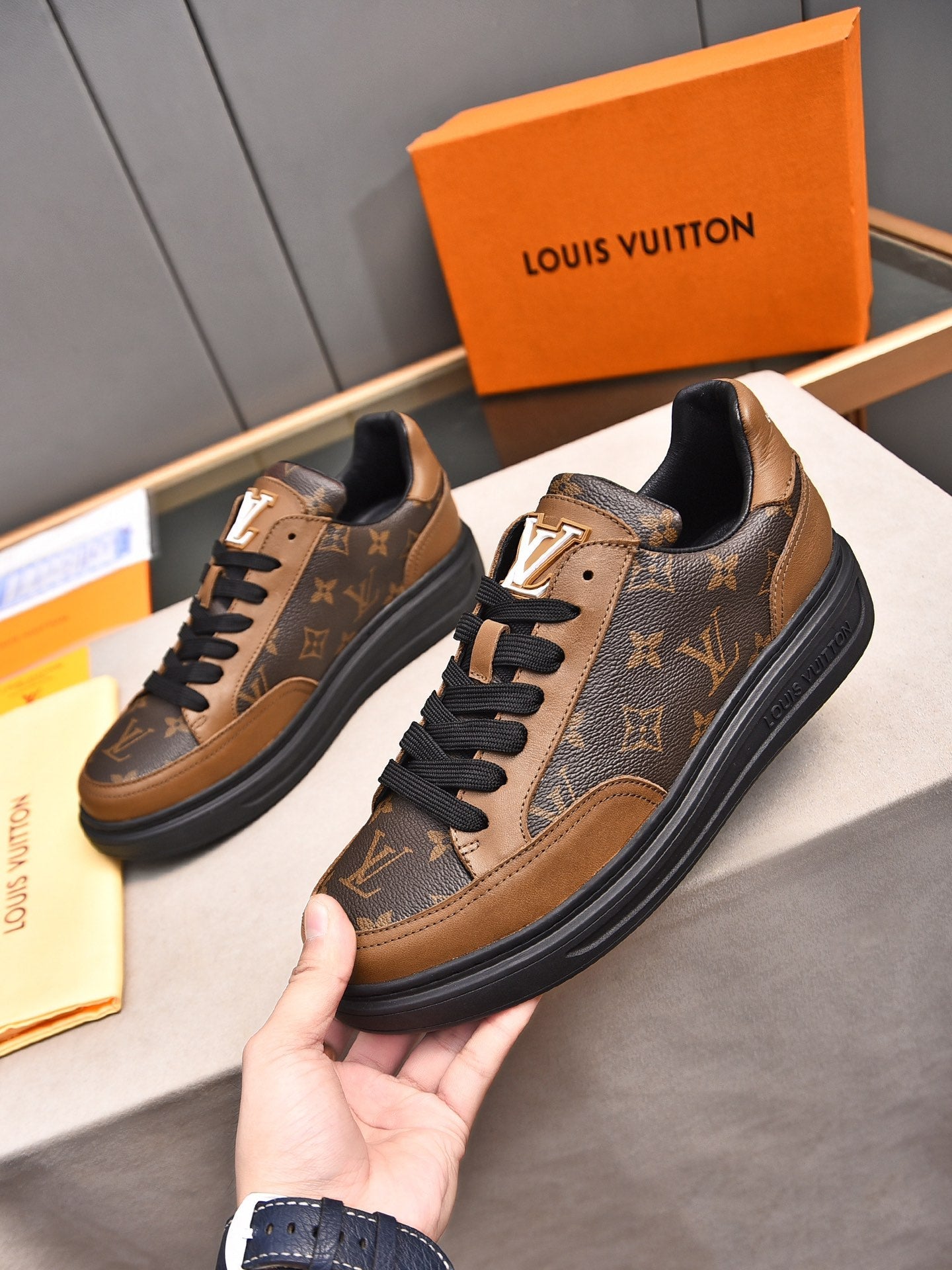 New Luxury V Logo Casual Snekaers XC0424092002