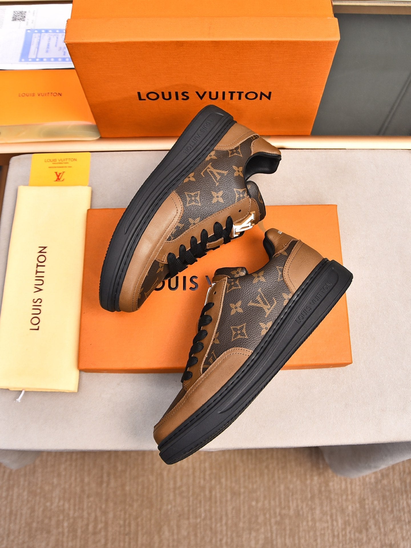 New Luxury V Logo Casual Snekaers XC0424092002