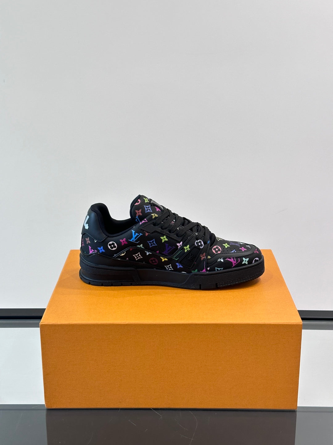 L-V Trainer's latest series of high luxury sports shoes XC0425042408