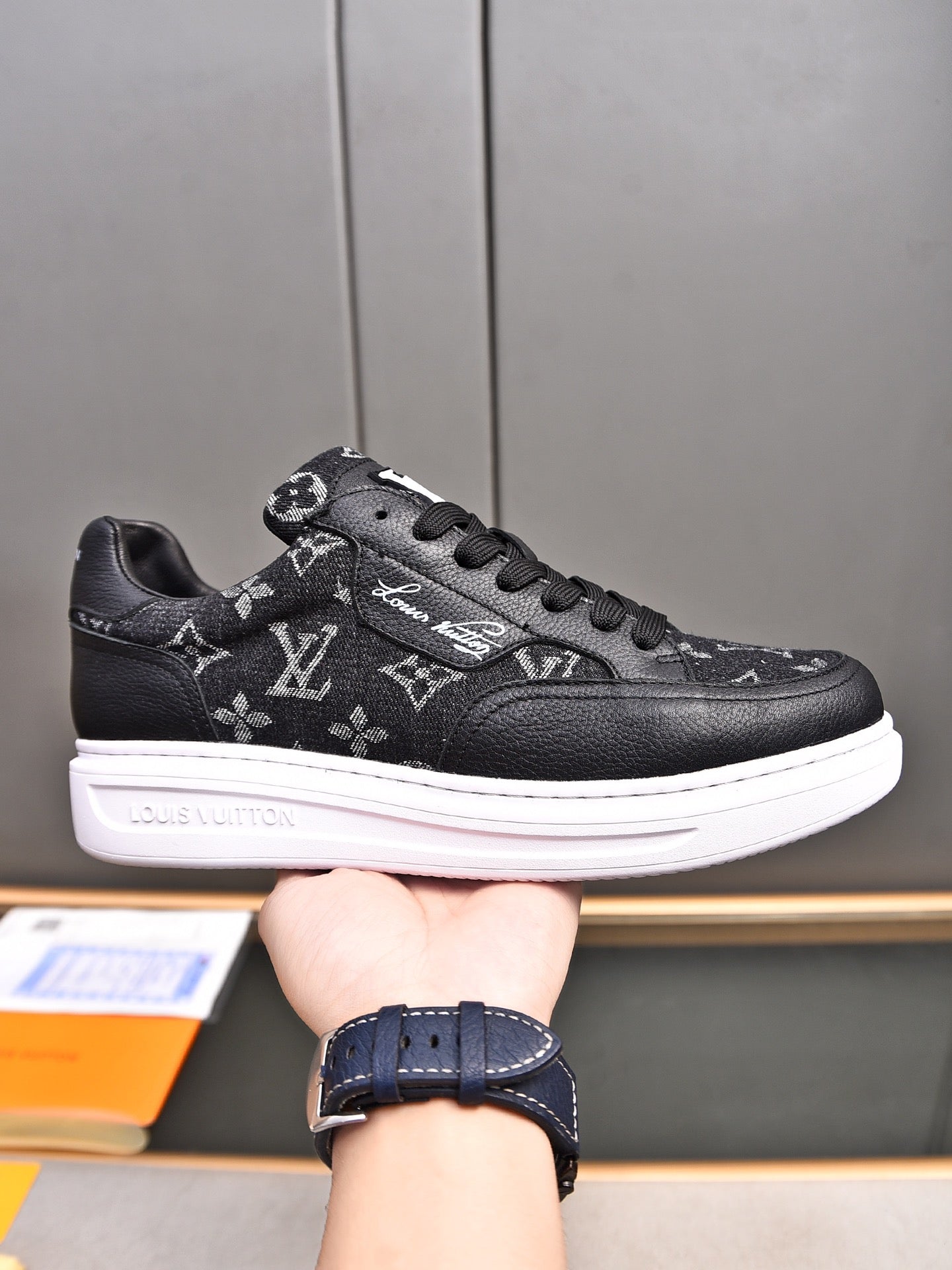 New Luxury V Logo Casual Snekaers XC0424092002