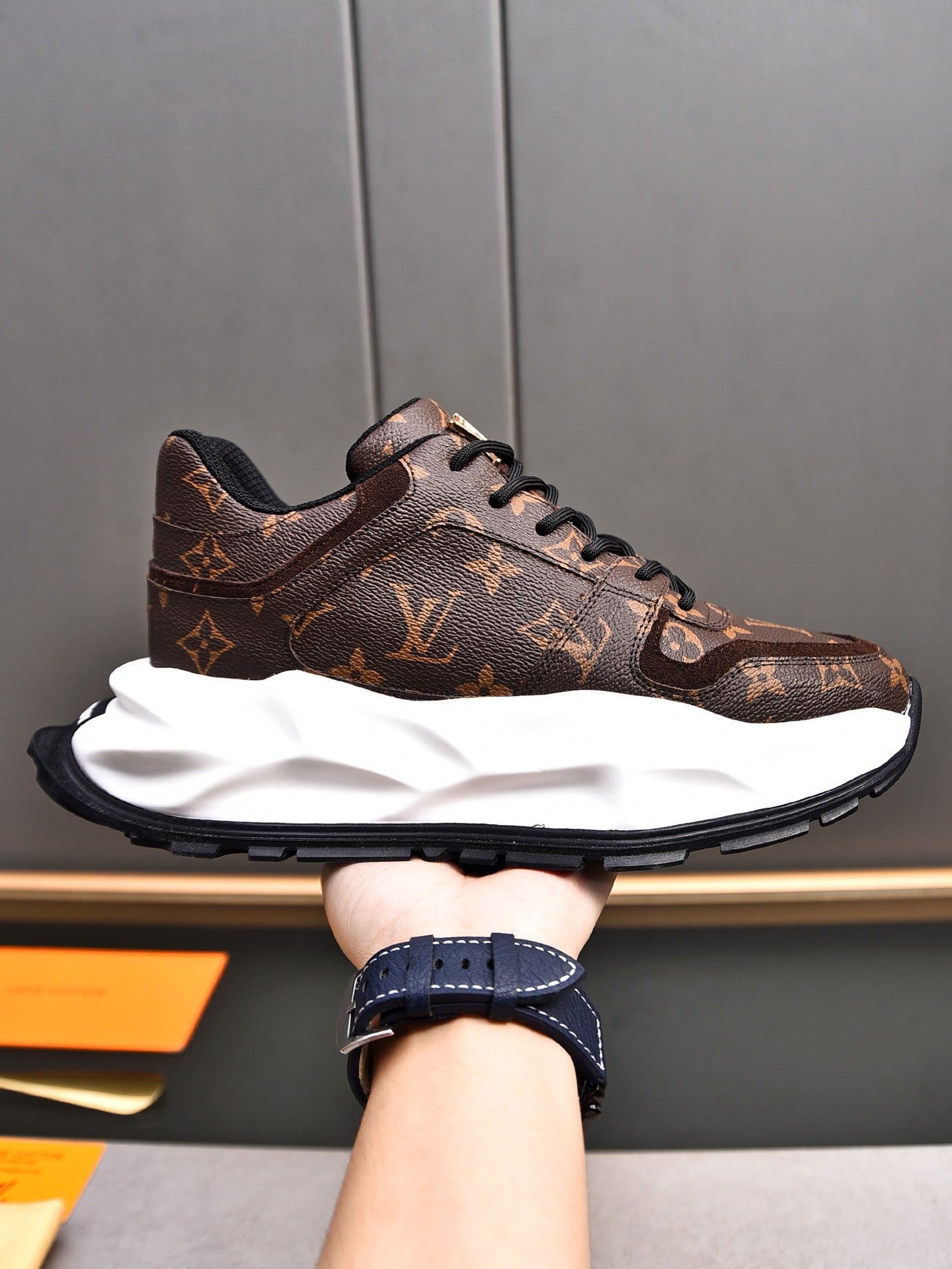 New Luxury V-pattern Sole Sneakers 0424081504
