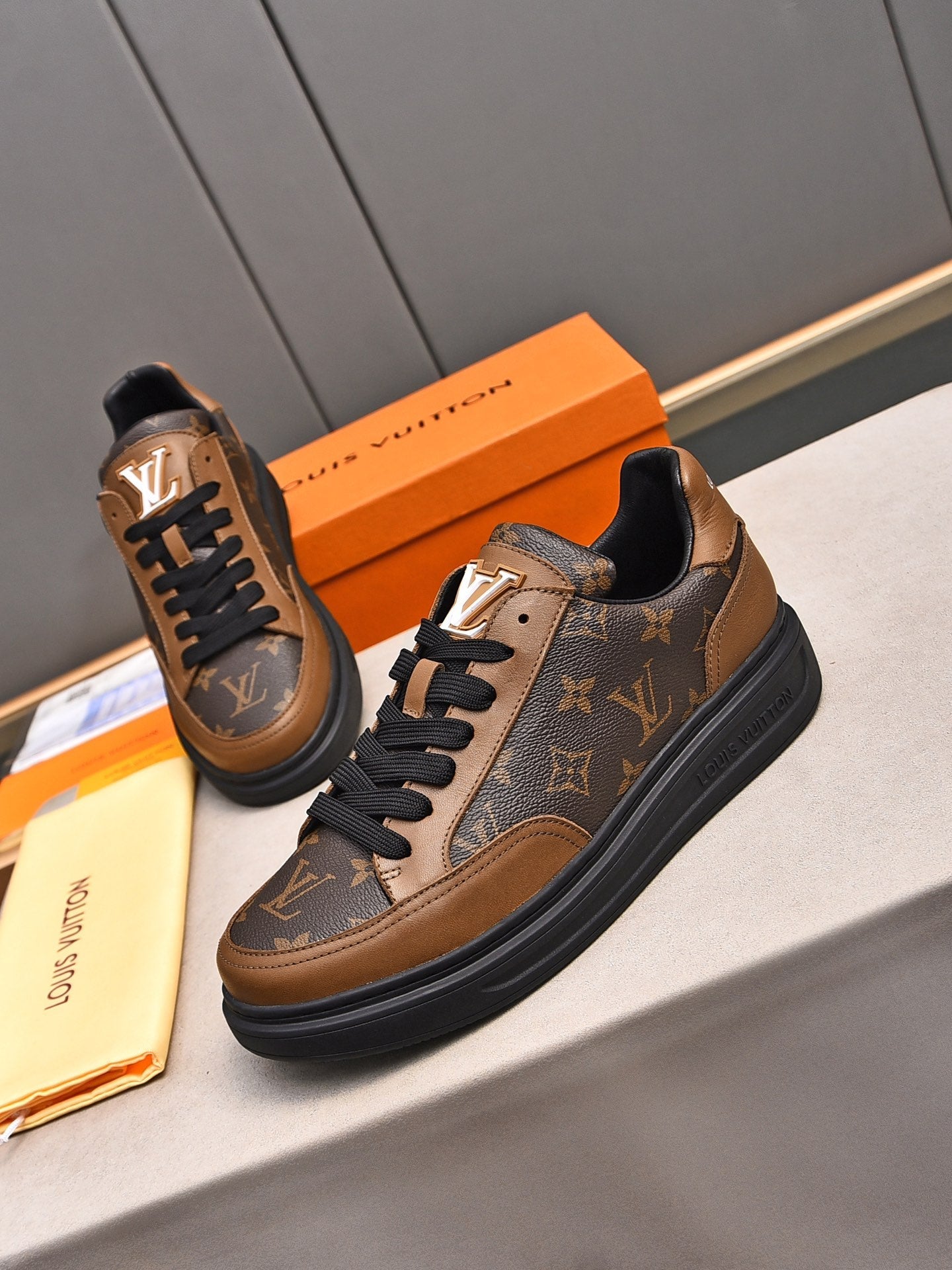 New Luxury V Logo Casual Snekaers XC0424092002