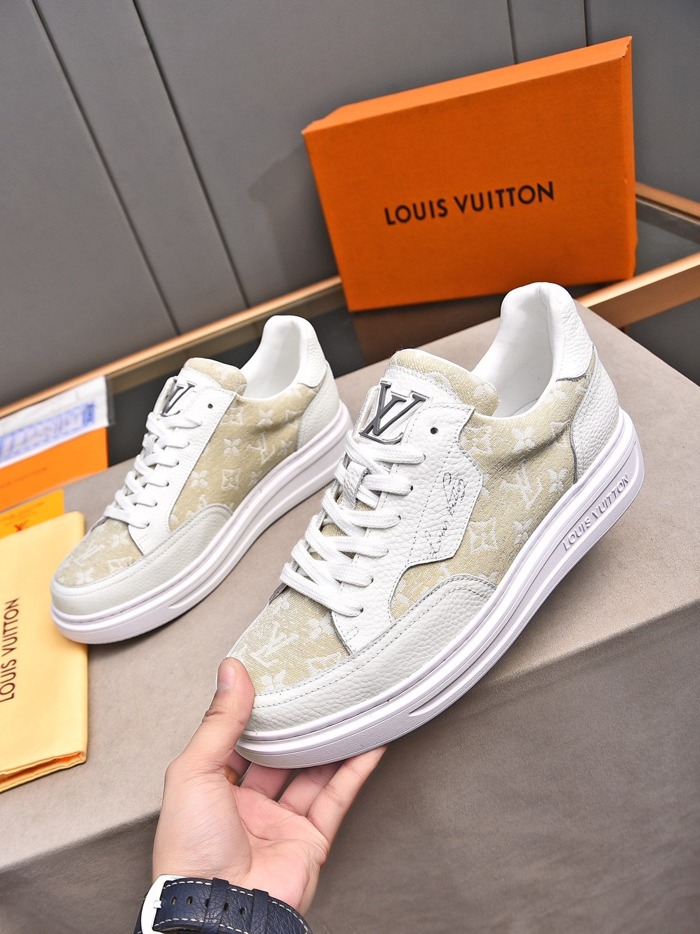 New Luxury V Logo Casual Snekaers XC0424092002