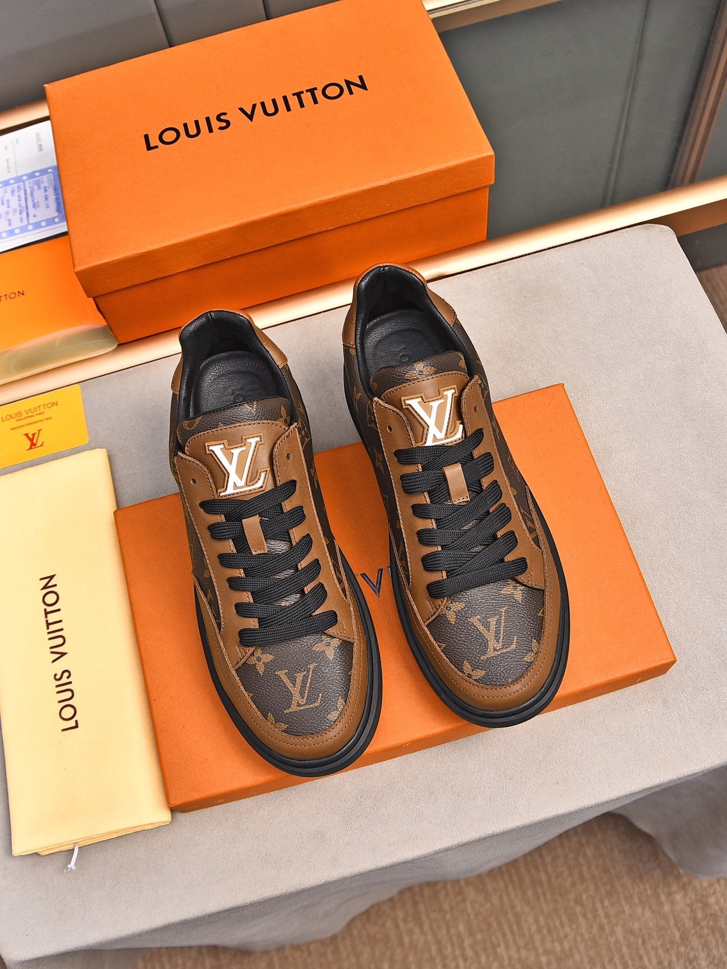 New Luxury V Logo Casual Snekaers XC0424092002