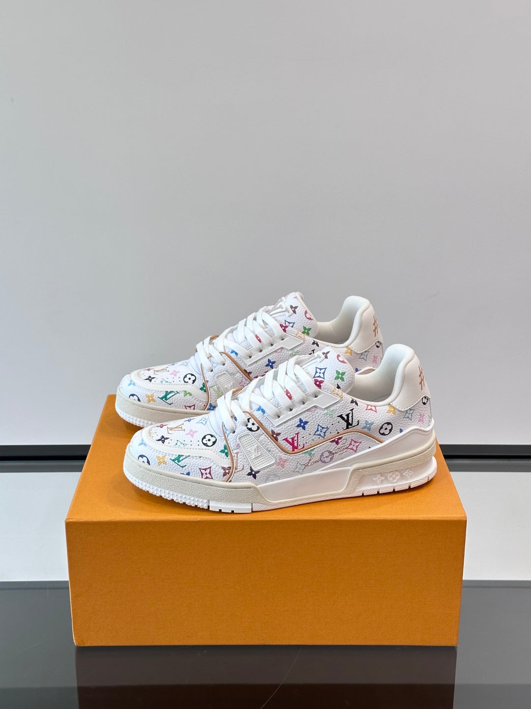 L-V Trainer's latest series of high luxury sports shoes XC0425042408