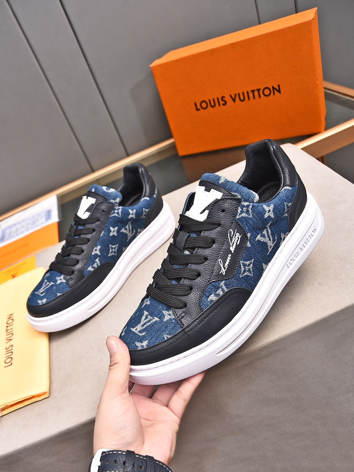 New Luxury V Logo Casual Snekaers XC0424092002