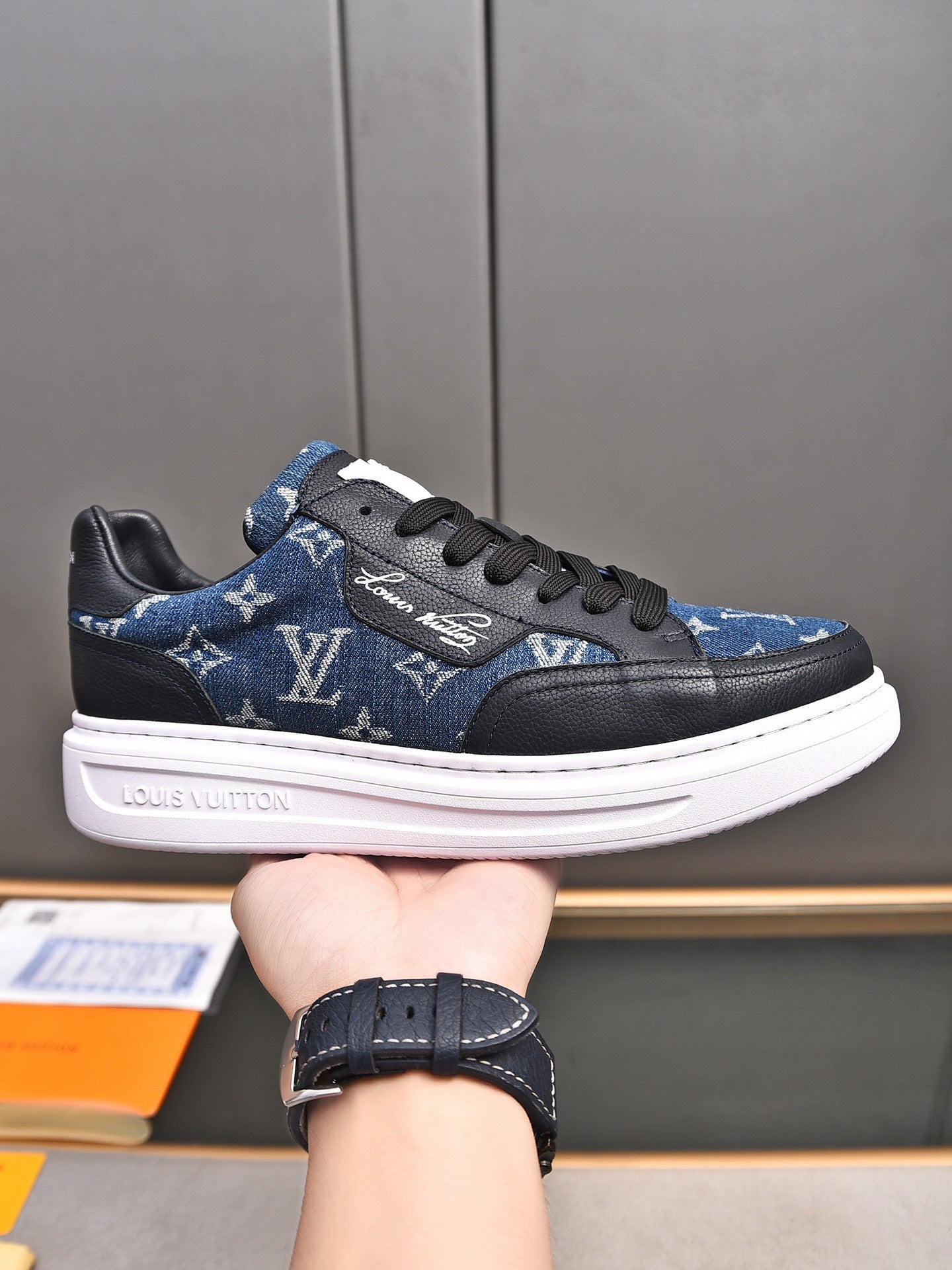 New Luxury V Logo Casual Snekaers XC0424092002