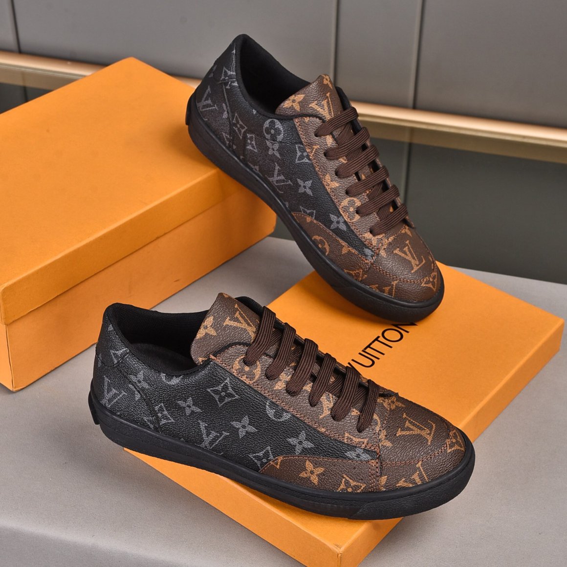 V Logo Luxury Pattern Leather Shoes
